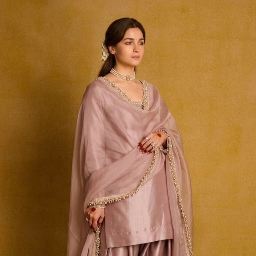 आलिया भट्ट के नाम पर पाकिस्तान में फर्जीवाड़ा:एक्ट्रेस की AI एडिट फोटो से बेच रहे कपड़े; अलग-अलग इवेंट्स से उठाई तस्वीरें