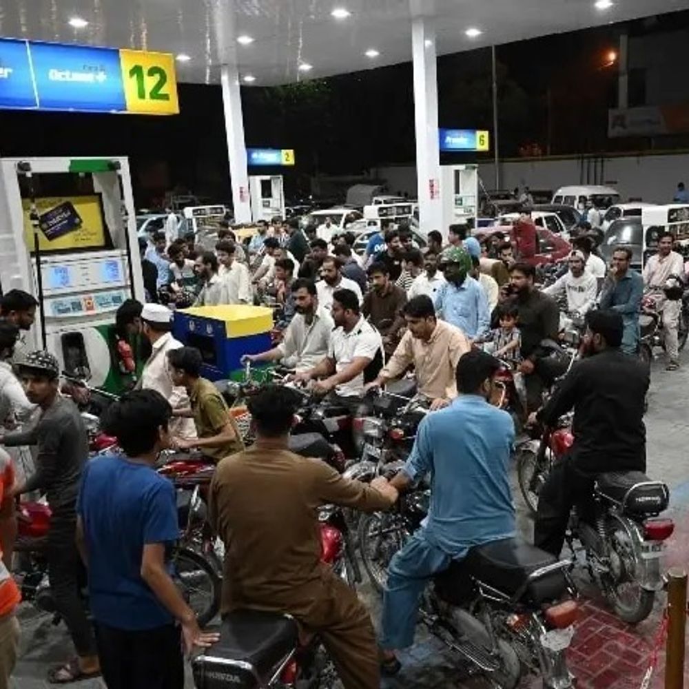 पाकिस्तान में पेट्रोल-डीजल 5 रुपए सस्ता हुआ:पेट्रोल 409.78 और हाई-स्पीड डीजल 409.58 रुपए लीटर मिल रहा, भारत में कल ₹3-3 महंगे हुए थे
