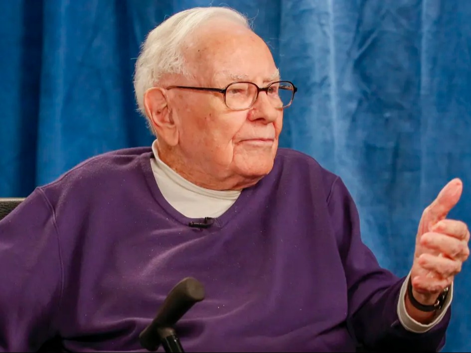 Greg Abel Leads, Tim Cook Praised by Buffett in Sweater