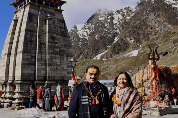 गौतम अडाणी शादी की 40वीं सालगिरह पर केदारनाथ पहुंचे:पत्नी के साथ जलाभिषेक किया; कंपनी बना रही ₹4,081 करोड़ से रोपवे