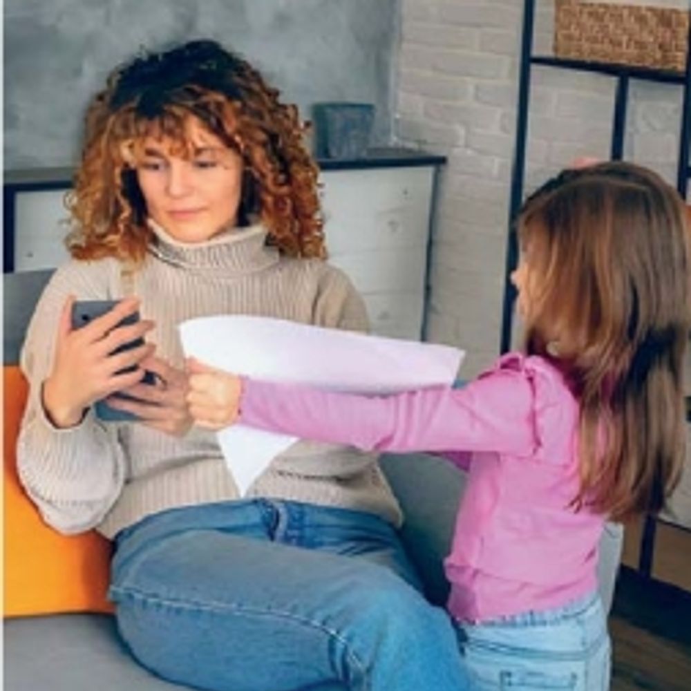 रील स्क्रॉलिंग भी जंक फूड की तरह; मेमोरी -फोकस कमजोर:माता-पिता का स्क्रीन टाइम ज्यादा, तो बच्चों में फोन की लत लगने के चांस ज्यादा