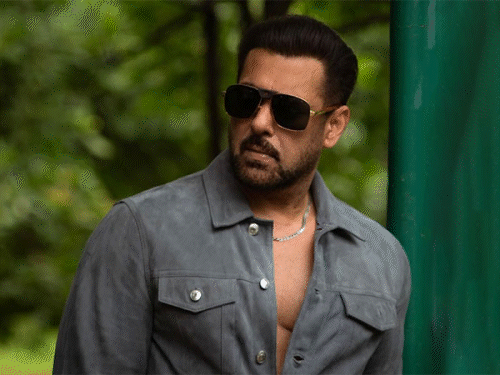 Salman Khan Shirtless Photo Caption; Toned Body – Abs