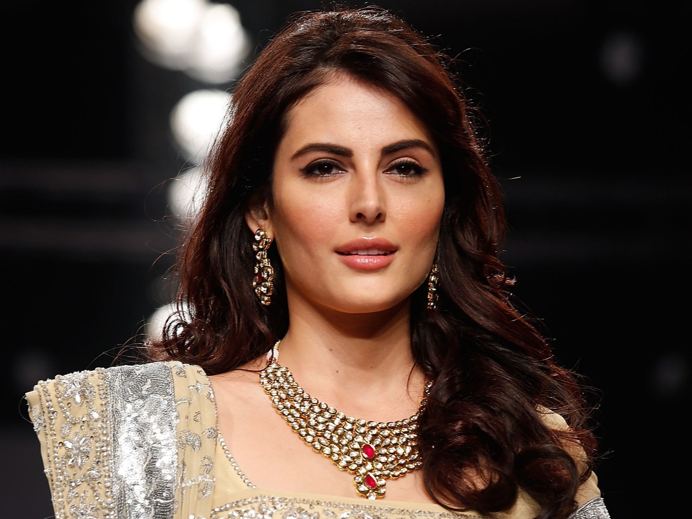 Mandana Karimi Leaves India After 16 Years, Says Doesnt Feel Like Home