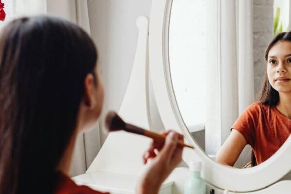 ब्यूटी+पर्सनल केयर का खर्च 10 साल में 5 गुना बढ़ा:ड्रेसिंग टेबल में काजल, पाउडर, लिपस्टिक ही नहीं; एसपीएफ फाउंडेशन, मॉइश्चराइजर-प्राइमर कॉम्बो जैसे प्रोडक्ट भी