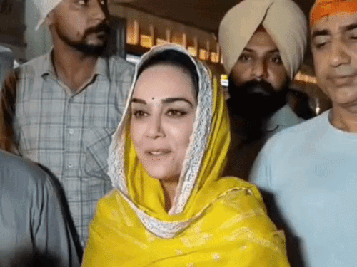 प्रीति जिंटा ने गोल्डन टेंपल में टेका माथा:लंगर हॉल में सेवा निभाई, कहा-वाहेगुरु जी का आया बुलावा; किंग्स पंजाब की जीत की अरदास