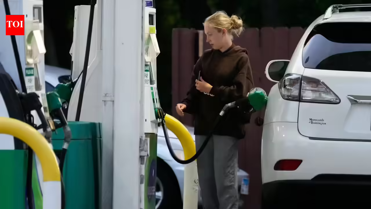 US fuel prices rise: Gasoline returns to $4 per gallon after Middle East flare-up 1784549818 Photo